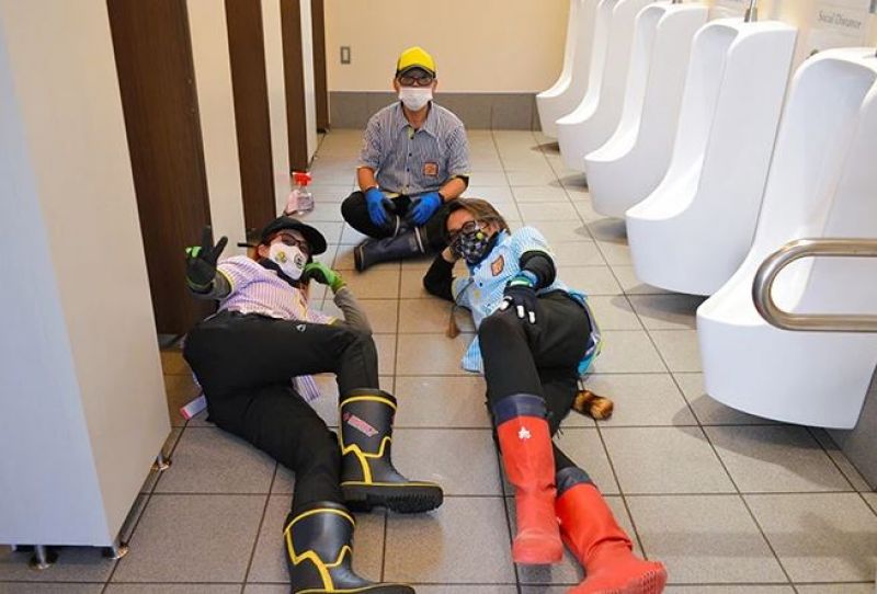 ông oji cùng đồng đội dọn dẹp nhà vệ sinh